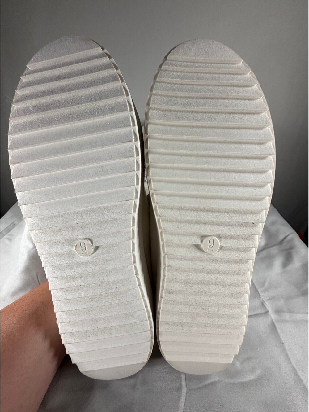 New Day Women's White Sneakers with Black Heel Accent Size 9 NWT - Picture 6 of 6